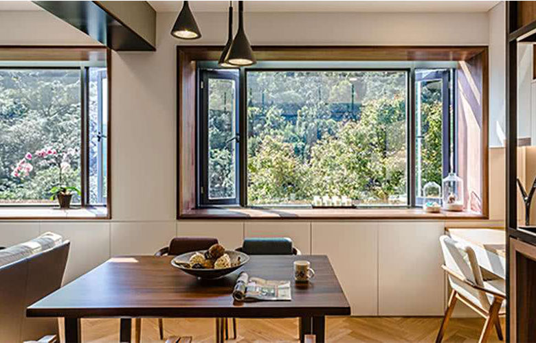 Opening and closing silent window screens into a whole