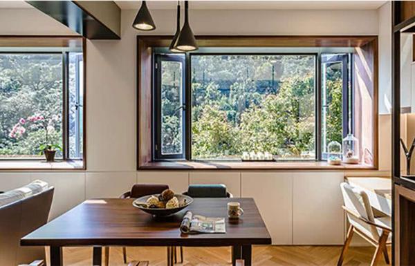 Opening and closing silent window screens into a whole