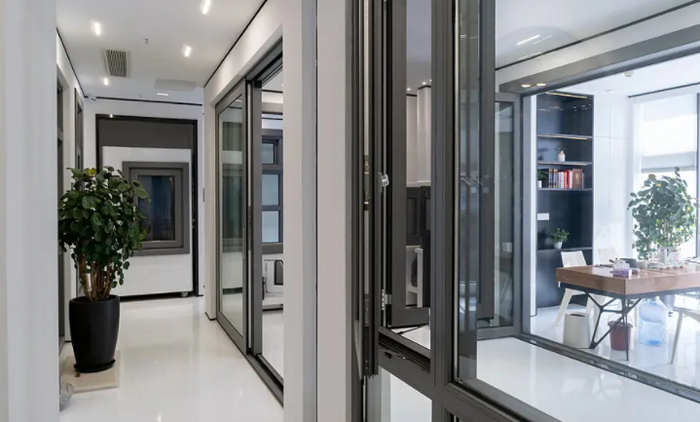 What are the assembly requirements for aluminum alloy windows and doors?